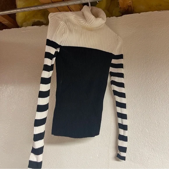 Sweater - Picture 1 of 2